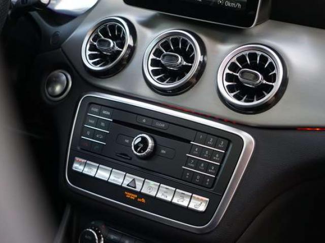 Mercedes-Benz GLA 200 d4-Matic PACK AMG TOIT-PANO COCKPIT NAVI LED RADAR