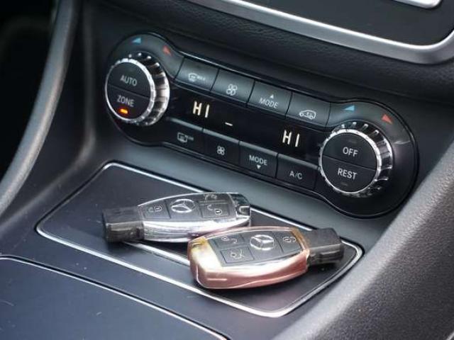 Mercedes-Benz GLA 200 d4-Matic PACK AMG TOIT-PANO COCKPIT NAVI LED RADAR