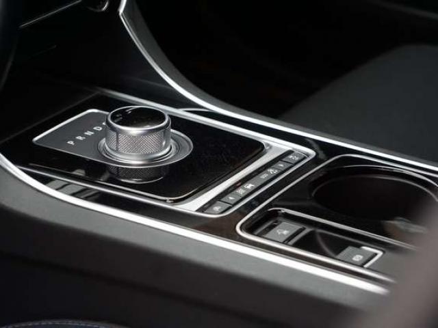 Jaguar XE 2.0 D R-SPORT AUTO BI-XENON CAM KEYLESS CARNET 6B